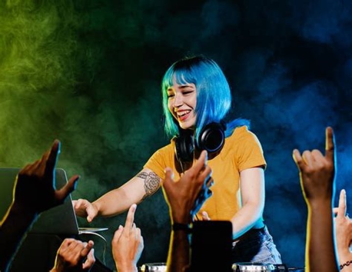 12 Celebrities Who Have Clubbed Thumbs