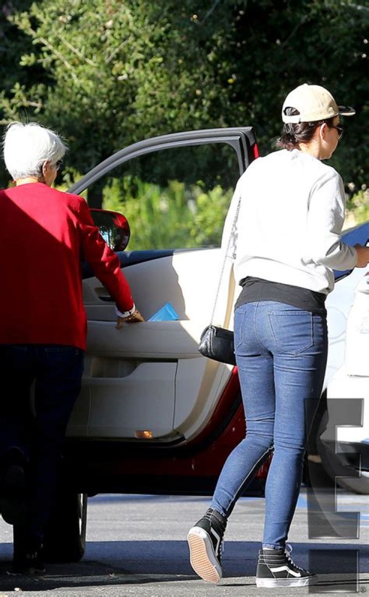 Amanda Bynes Leaves Treatment Center to Stay with her Parents