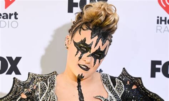 JoJo Siwa looks 'amazing' as she celebrates her 'favorite day of the year'