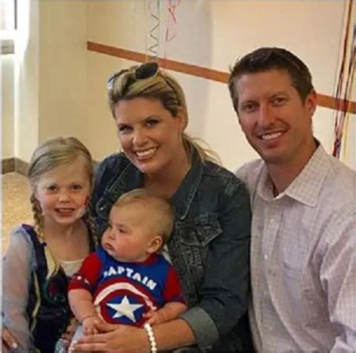 Lauren Przybyl Wiki, Age, Married, Wedding, Husband, Pregnant, Salary