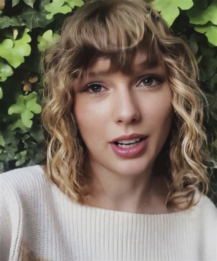 Taylor Swift's natural curly bangs are an 'absolute favorite' for fans