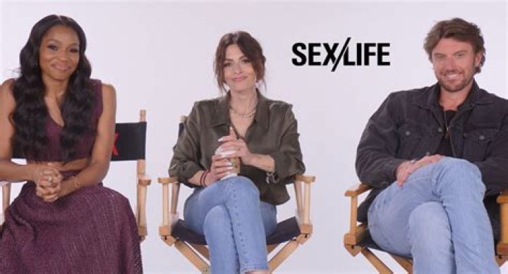 What happens at 17 minutes 41 seconds in Sex/Life season 2, episode 6?