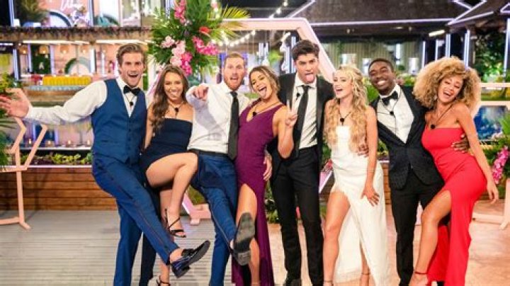 Who ends up together in Love Island USA season 1?