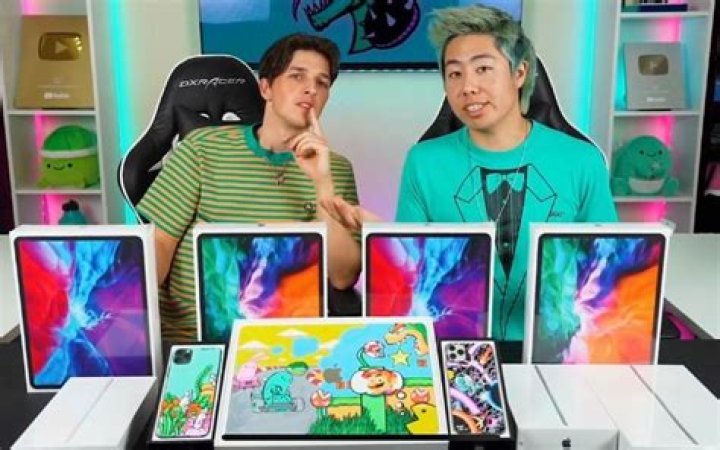 ZHC and Leo Maholo Surprises Charlie, Dixie D'Amelio, Lil Huddy and Squad with 10 Custom iPad Pros & Macbooks